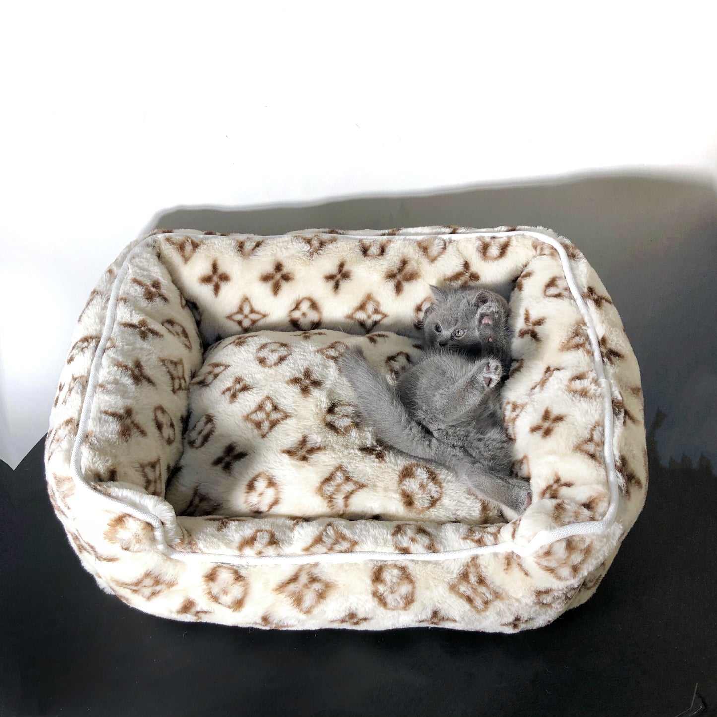 Louis Pawtton Colors Pet Bed